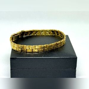 Gold-Tone Heart Link Bracelet – Retro Style Textured Chain with Foldover Clasp